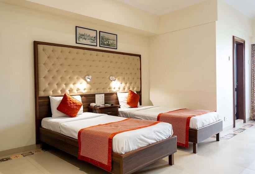 חדר אקונומי לשלושה, West End