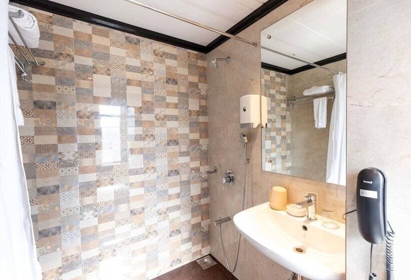 חדר אקונומי, West End