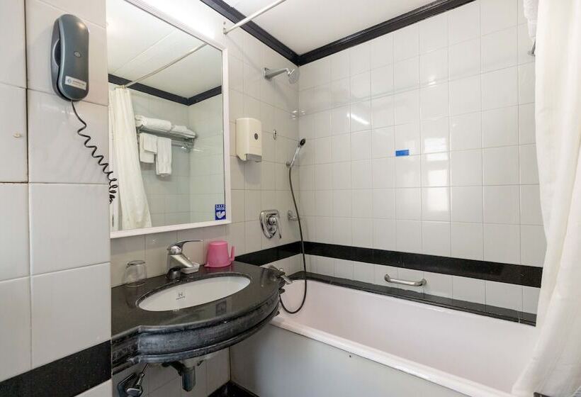 חדר אקונומי, West End