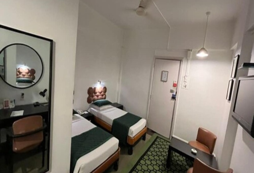 חדר אקונומי, West End