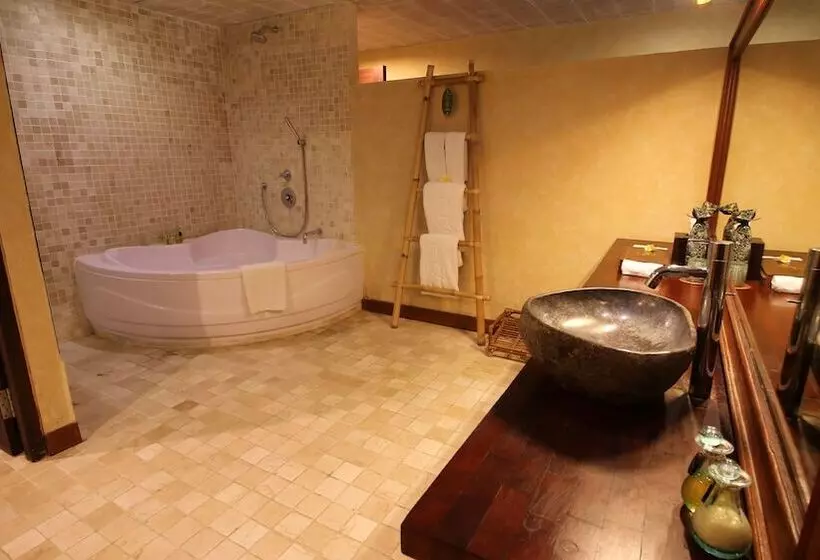 اتاق استاندارد سه نفره, Kupu Kupu Barong Villas And Tree Spa By L’occitane