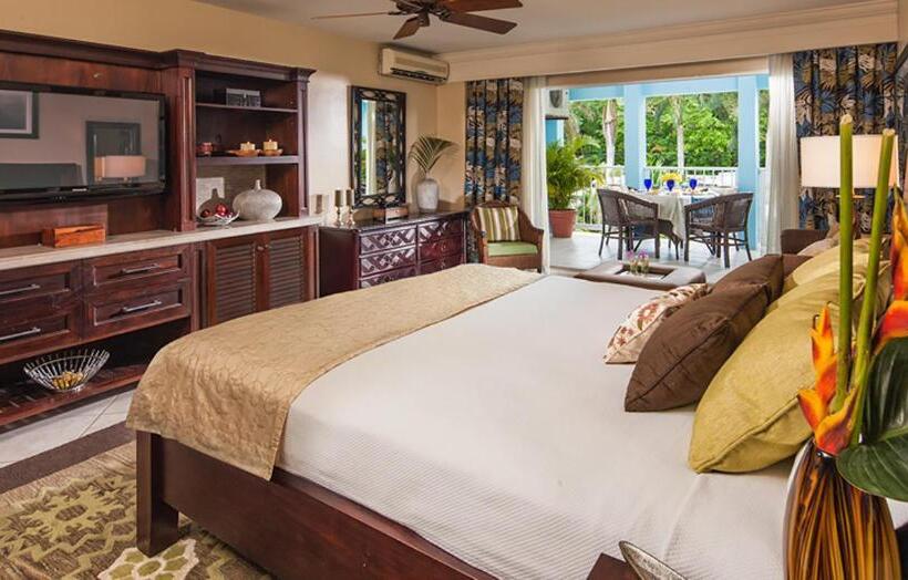 Deluxe Family Room King Size Bed