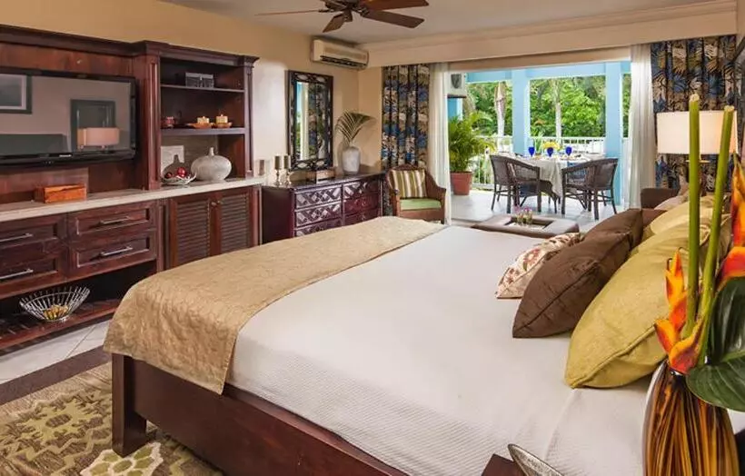 Deluxe Family Room King Size Bed