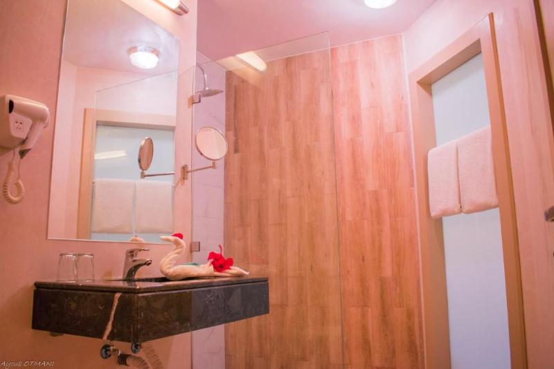 デラックスルーム, Hamilton Agadir