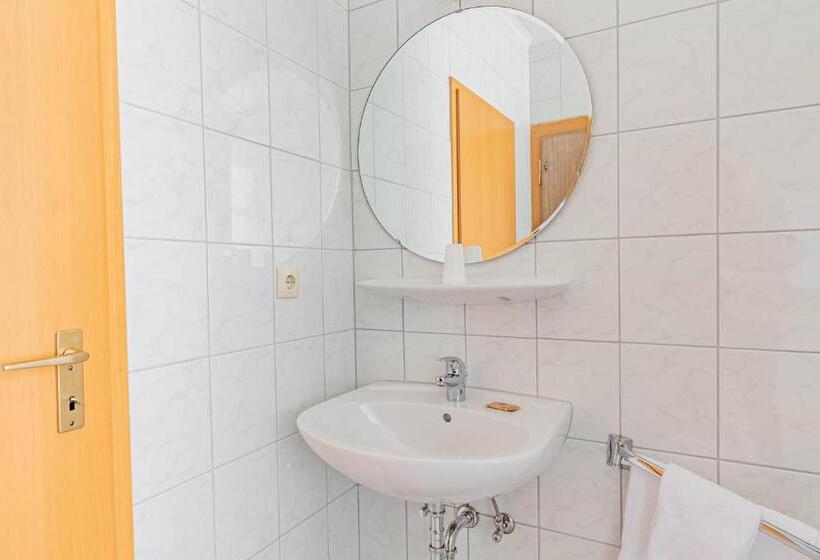 اتاق استاندارد سه نفره, Hôtel Le Petit Poète