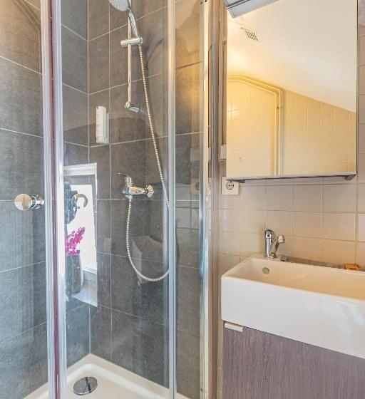 اتاق استاندارد سه نفره, Hôtel Le Petit Poète