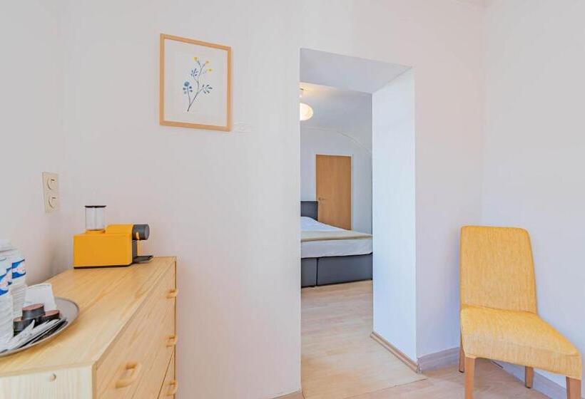 اتاق استاندارد سه نفره, Hôtel Le Petit Poète
