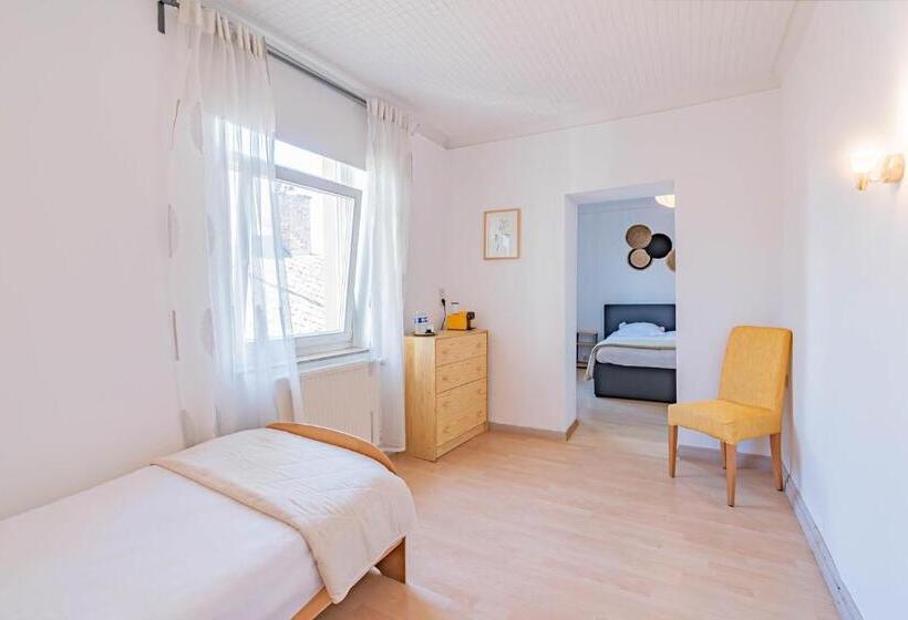 اتاق استاندارد سه نفره, Hôtel Le Petit Poète