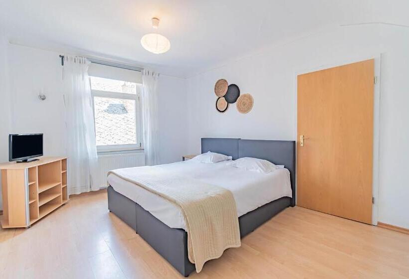 اتاق استاندارد سه نفره, Hôtel Le Petit Poète