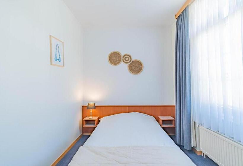 اتاق سوپریور سه تخته, Hôtel Le Petit Poète