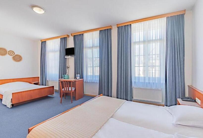 اتاق سوپریور سه تخته, Hôtel Le Petit Poète