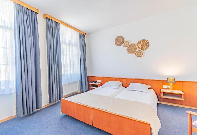 اتاق سوپریور سه تخته, Hôtel Le Petit Poète