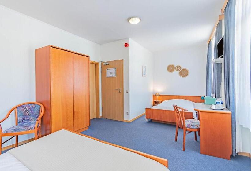 اتاق سوپریور سه تخته, Hôtel Le Petit Poète