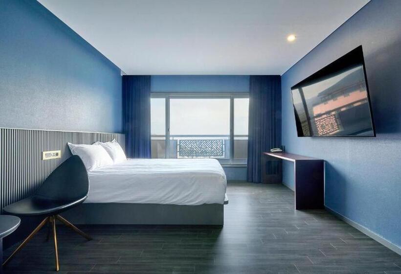 חדר אקזקיוטיב, Kolon