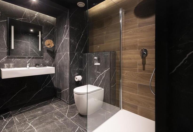 اتاق لوکس با چشم‌انداز دریا, Ax Odycy