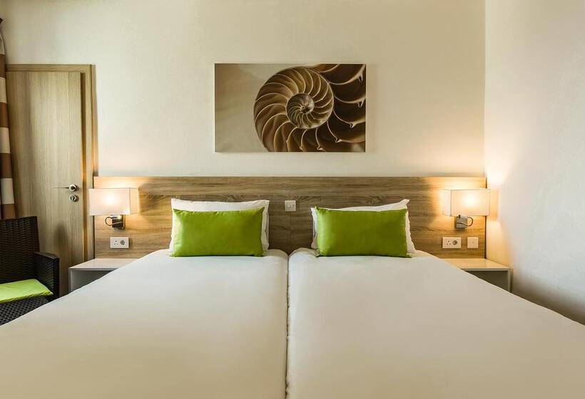 اتاق استاندارد چهار تخته با چشم‌انداز دریا, Ax Odycy