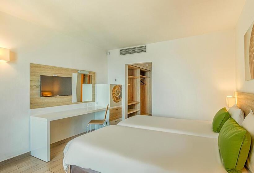 اتاق استاندارد چهار تخته با چشم‌انداز دریا, Ax Odycy