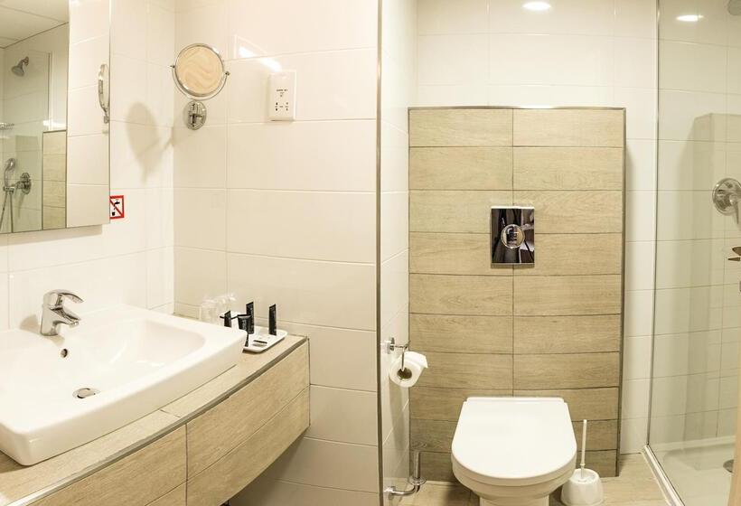 اتاق استاندارد چهار تخته با چشم‌انداز دریا, Ax Odycy