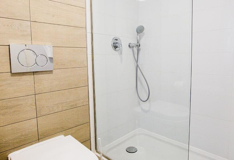 اتاق استاندارد چهار تخته با چشم‌انداز دریا, Ax Odycy