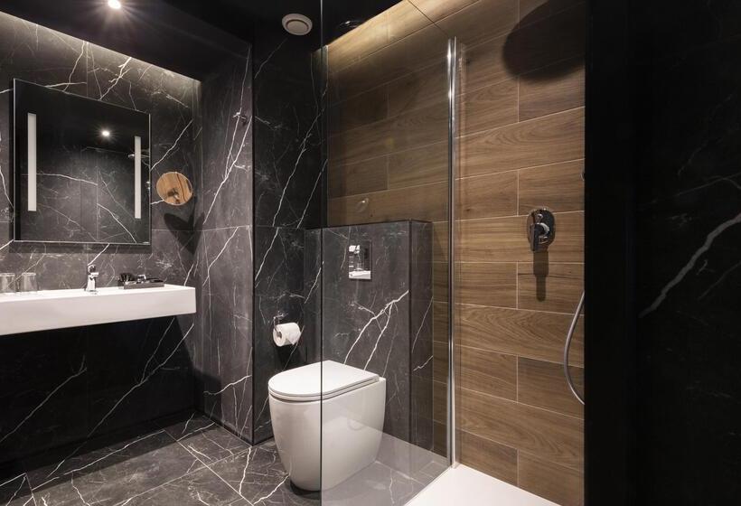 اتاق لوکس با چشم‌انداز دریا, Ax Odycy