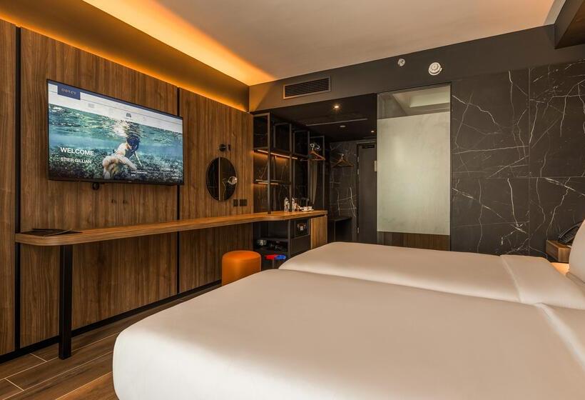 اتاق لوکس با چشم‌انداز دریا, Ax Odycy