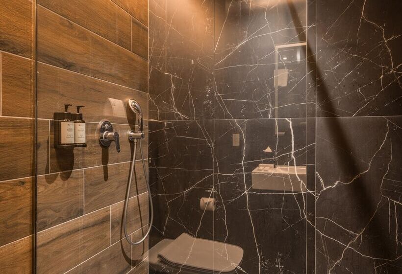 اتاق لوکس با چشم‌انداز دریا, Ax Odycy