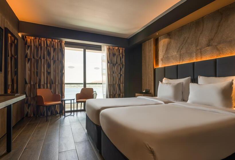 اتاق لوکس با چشم‌انداز دریا, Ax Odycy