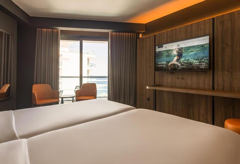 اتاق لوکس با چشم‌انداز دریا, Ax Odycy