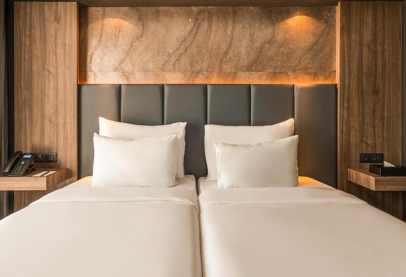 اتاق لوکس با چشم‌انداز دریا, Ax Odycy