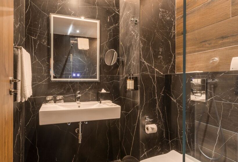 اتاق لوکس با چشم‌انداز دریا, Ax Odycy