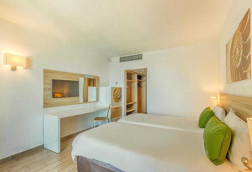 اتاق استاندارد چهار تخته با چشم‌انداز دریا, Ax Odycy