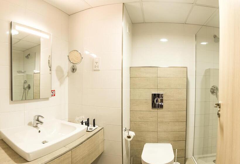 اتاق استاندارد چهار تخته با چشم‌انداز دریا, Ax Odycy