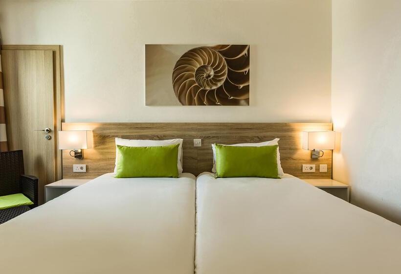 اتاق استاندارد چهار تخته با چشم‌انداز دریا, Ax Odycy