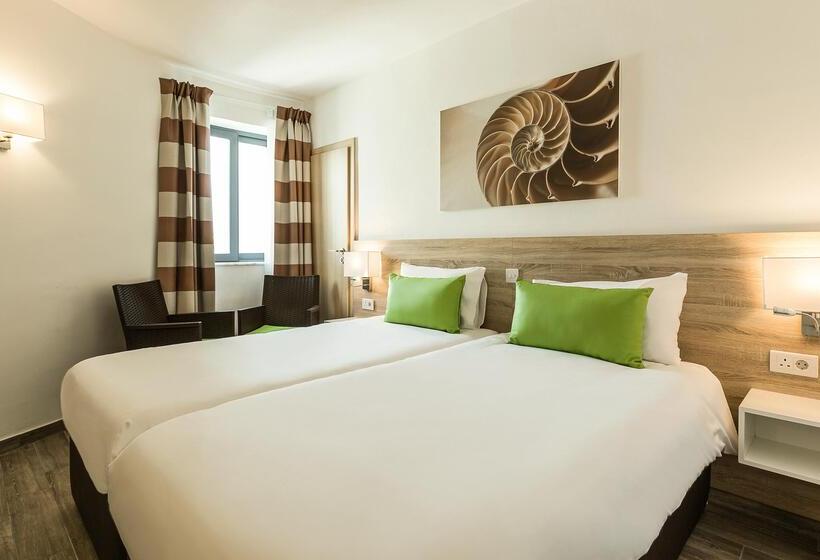 اتاق استاندارد چهار تخته با چشم‌انداز دریا, Ax Odycy