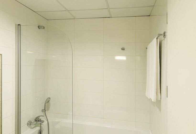 اتاق خانوادگی با چشم‌انداز دریا, Ax Odycy