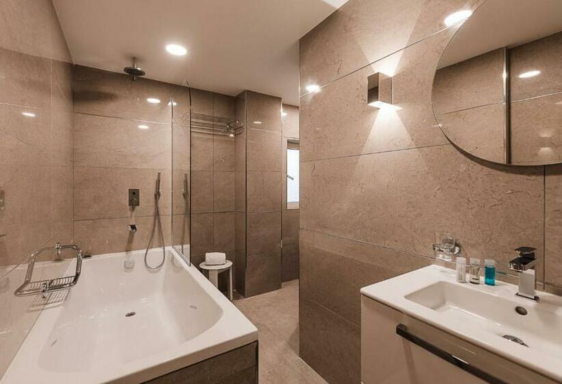 اتاق سوپریور با چشم‌انداز دریا, Osborne