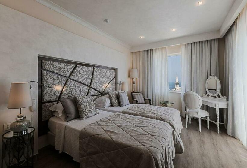 اتاق لوکس با چشم‌انداز دریا, Osborne