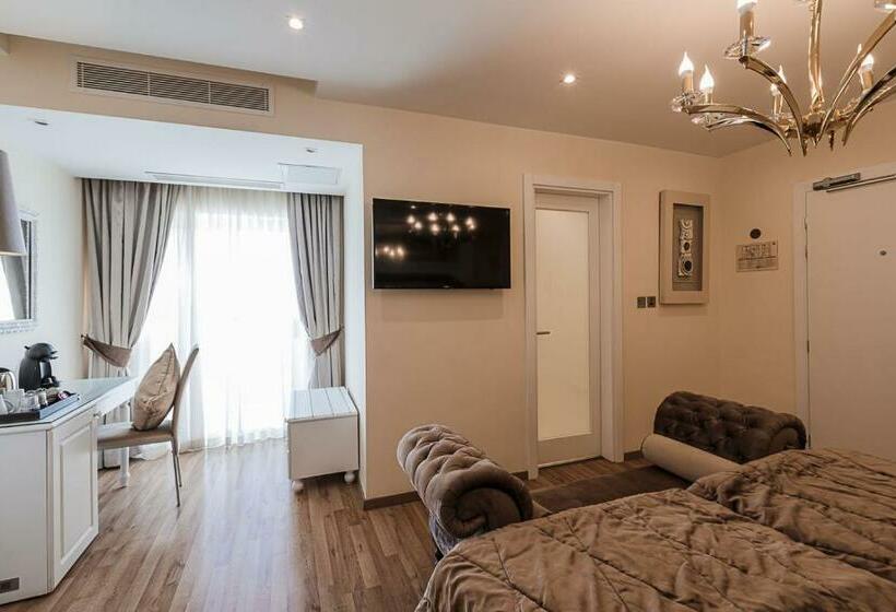 اتاق لوکس با چشم‌انداز دریا, Osborne