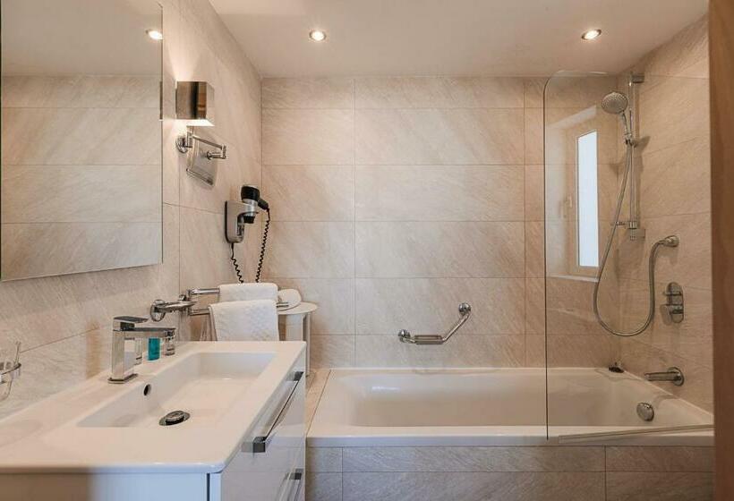 اتاق لوکس با چشم‌انداز دریا, Osborne