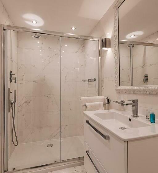 اتاق لوکس با چشم‌انداز دریا, Osborne