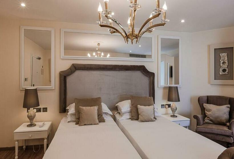 اتاق لوکس با چشم‌انداز دریا, Osborne