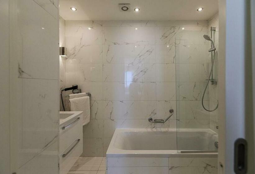 اتاق لوکس با چشم‌انداز دریا, Osborne