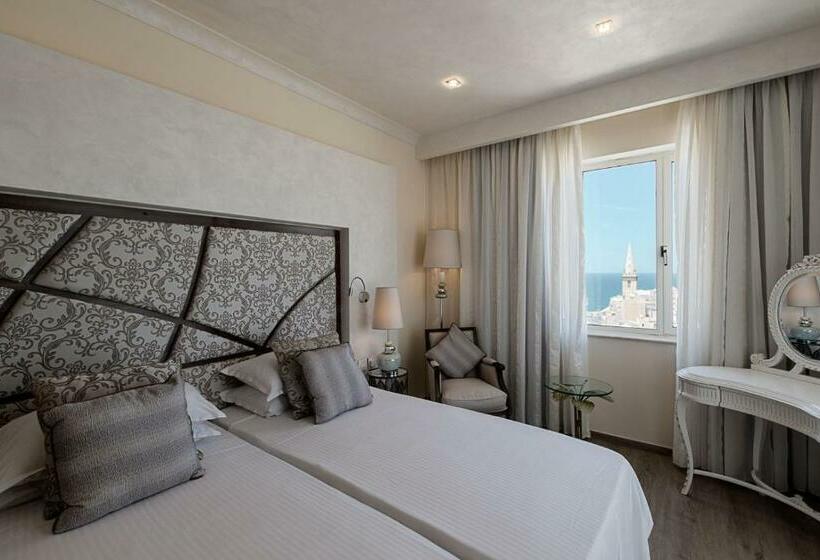 اتاق لوکس با چشم‌انداز دریا, Osborne