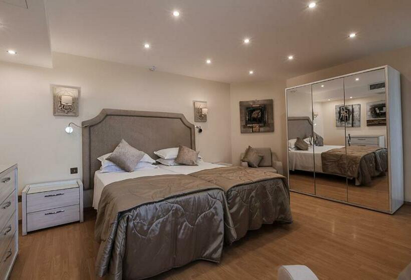 اتاق لوکس با چشم‌انداز دریا, Osborne