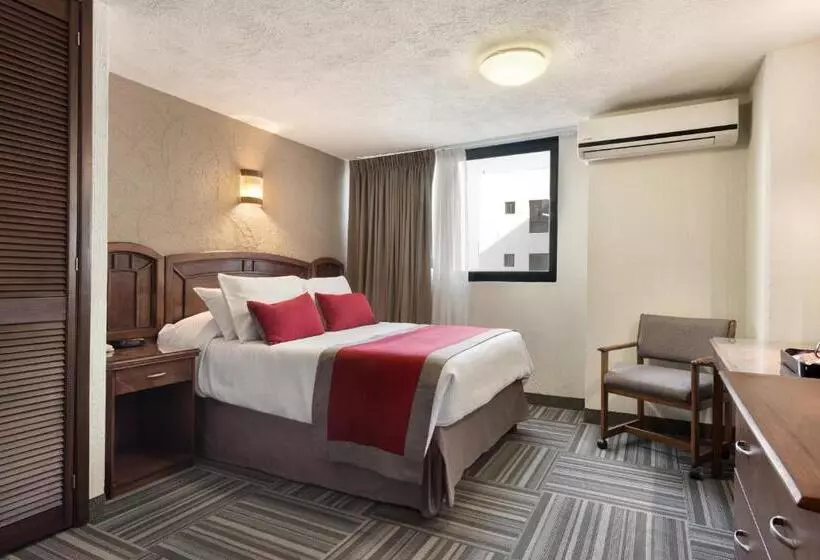 اتاق استاندارد با تخت بزرگ, Ramada Plaza By Wyndham Leon
