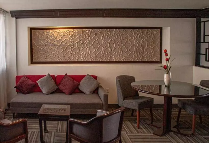 سوییت جونیور, Ramada Plaza By Wyndham Leon