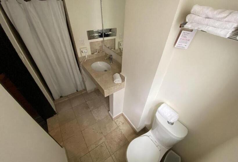 标准三人间, Ramada Plaza By Wyndham Leon