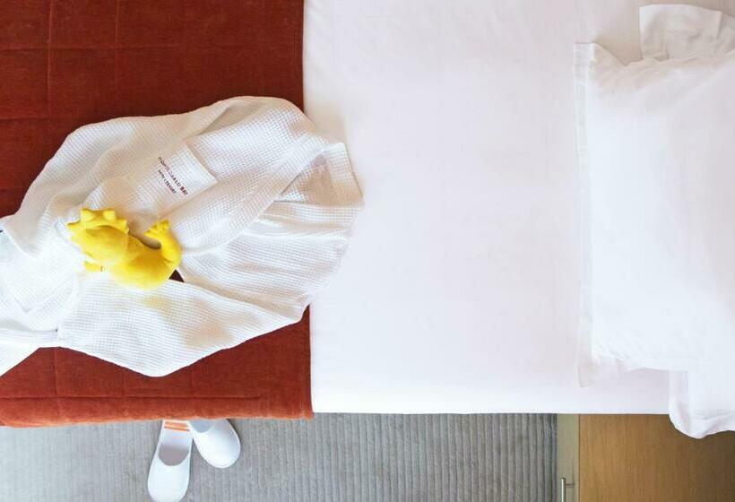 Deluxe Room Mountain View, Monte Carlo Bay Hotel & Resort