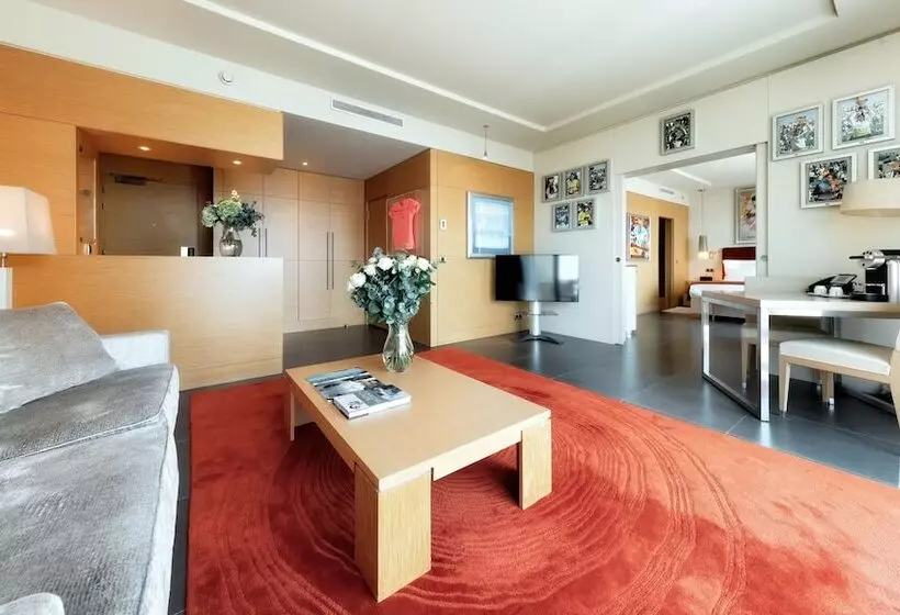 سوییت با چشم‌انداز دریا, Monte Carlo Bay Hotel & Resort