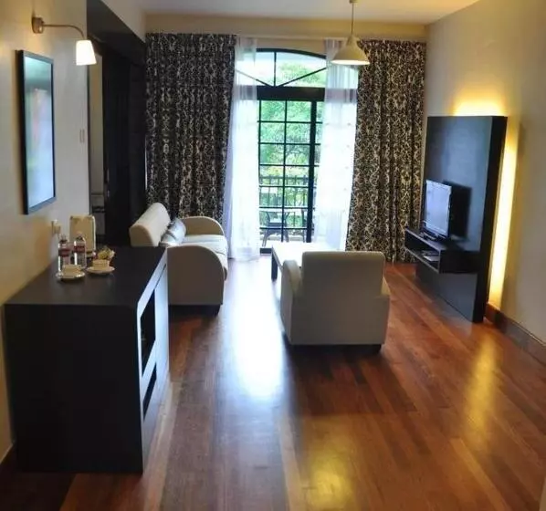 سوییت خانوادگی, Strawberry Park Resort